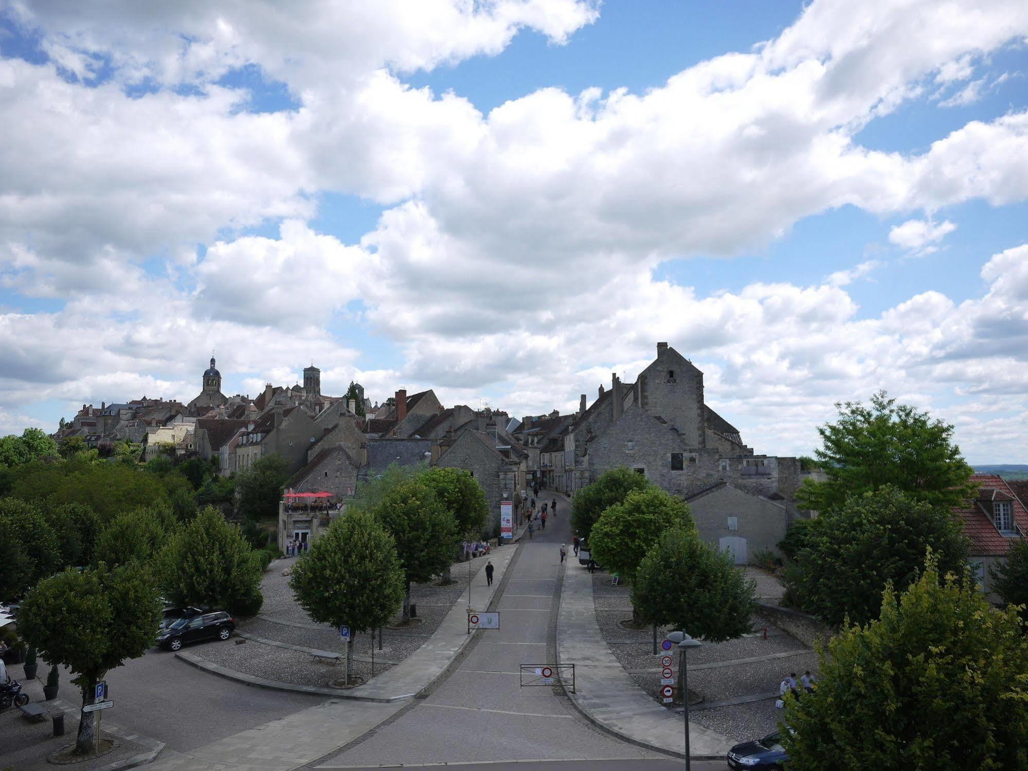 Hotel Restaurant De La Poste & Du Lion D'Or Vézelay Kültér fotó